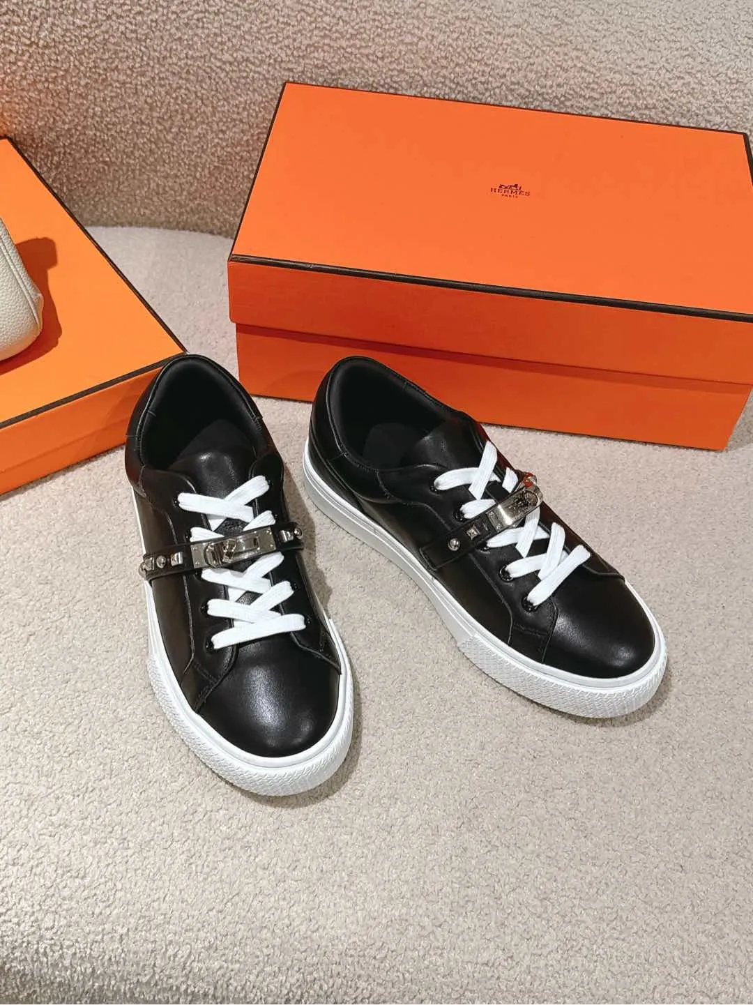 👟👟Ex-factory price 600👟👟Hermes top version couple model Epsom calfskin and calfskin loafer style lace-up sneakers, with functional rose gold-plated Kelly shoe buckles. Create a stylish urban look. Fabric: Specific cowhide/canvas material Lining: Sheepskin lining Outsole: Original molded TPU outsole Size: 35-45
